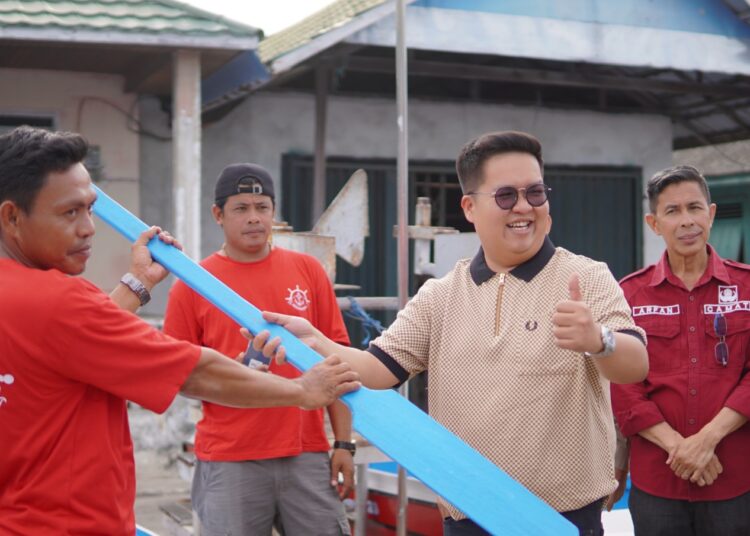 Masyarakat Perikanan di Muara Badak Terima Bantuan Perahu dan Bibit Udang
