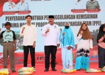 Bantu Masyarakat Kukar Lewat GPM, Edi Serahkan Beras Murah ke KPM