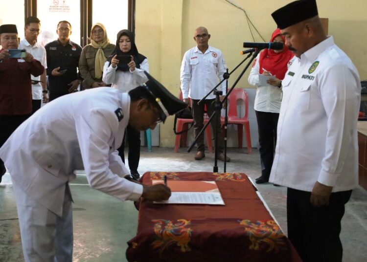 Siap Kembangkan Pertanian, Adi Sucipto Resmi Dilantik Kades Desa Purwajaya Kukar