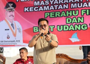 Wabup Kukar Salurkan 2 Juta Bibit Udang Windu ke Nelayan Muara Badak
