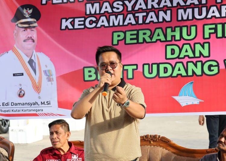 Wabup Kukar Salurkan 2 Juta Bibit Udang Windu ke Nelayan Muara Badak