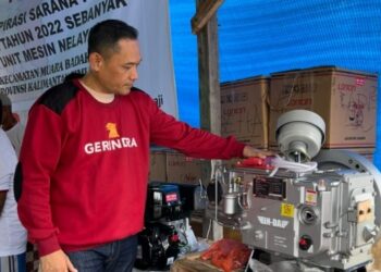 DPRD Kaltim Salurkan Bantuan Mesin Kapal Untuk Nelayan di Kukar