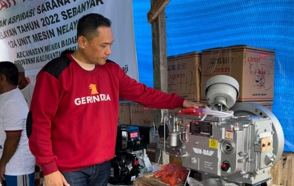 Bupati Ipuk Fiestiandani memberikan bantuan mesin kapal kepada nelayan