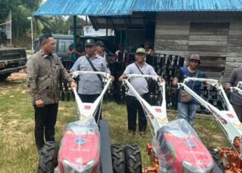 Seno Aji Berikan 13 Handtraktor ke Kelompok Tani di Kukar