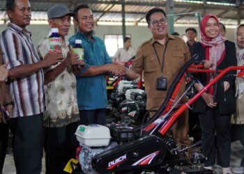 Perkuat Hilirisasi Produk Pertanian, Petani di IKN Terima Kultivator dan Pupuk Dari Pemkab Kukar