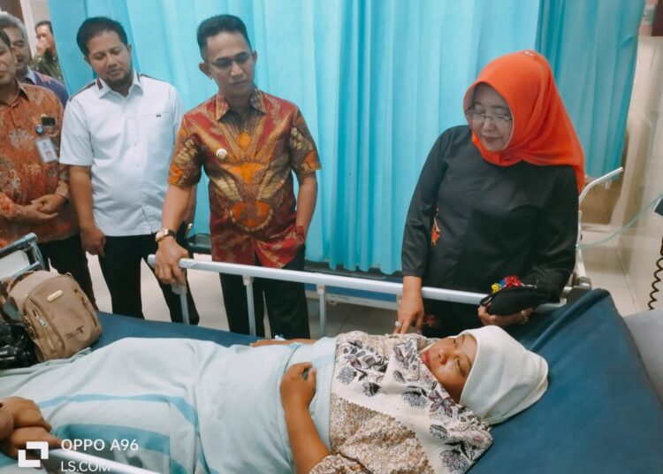 Rahmad Mas’ud Sambangi Petugas KPPS yang Dirawat di Rumah Sakit Akibat Kelelahan
