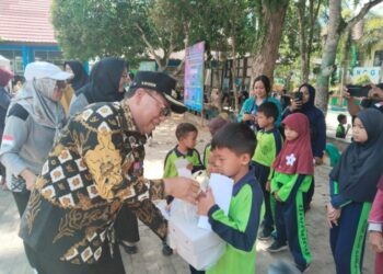 Bakti Sosial, SDN 013 Penajam Bagikan 500 Porsi Makanan Bergizi Untuk Warga
