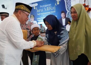 Momen Isra Miraj, Makmur Marbun Beri Santunan ke Imam Masjid
