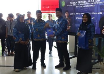 Sunggono Menyaksikan Serah Terima Jabatan Plt Kepala Diskominfo Kukar
