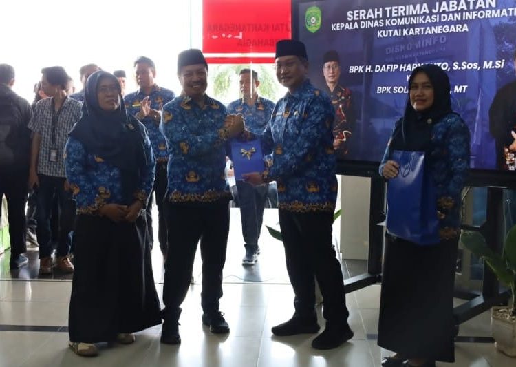 Sunggono Menyaksikan Serah Terima Jabatan Plt Kepala Diskominfo Kukar