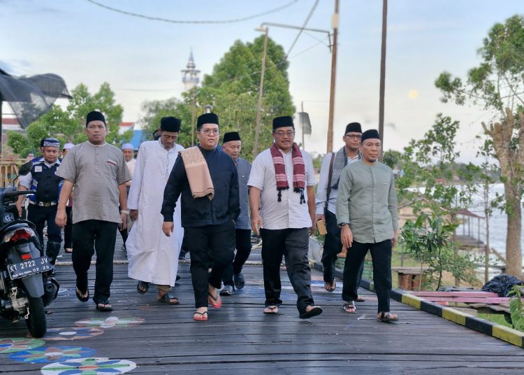 Pesona Desa Pela, Wabup Rendi Solihin Disambut Pesut Mahakam