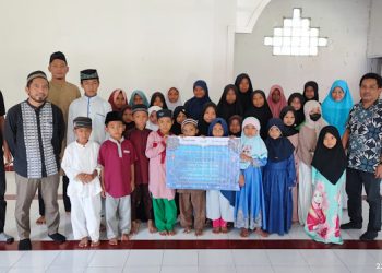 Pelindo Multi Terminal Balikpapan Bagikan Takjil dan Berikan Bantuan