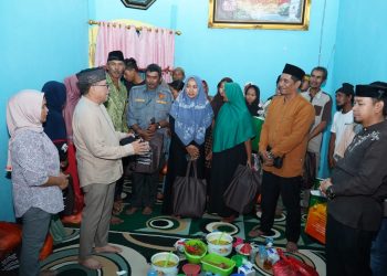 Disambut Haru Warga, Pj Bupati PPU Sahur Bersama Masyarakat di Desa Labangka Barat