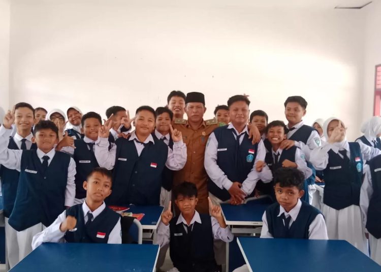 Desa Loh Sumber Galakkan Program Senin Peduli Bersama Pendidikan