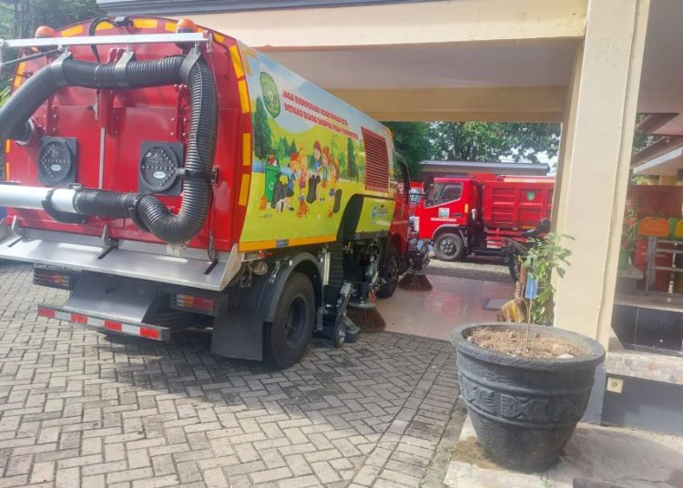 DLHK Kukar Salurkan Kendaraan Pengangkut Sampah