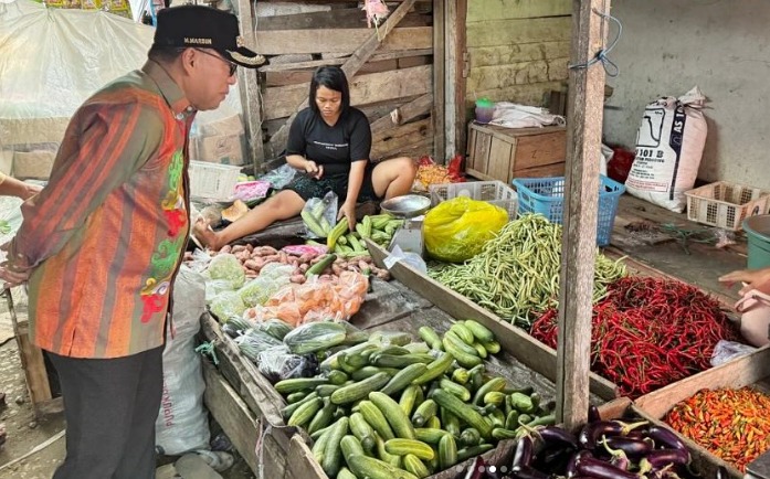 Pj Bupati PPU Sidak di Pasar Waru, Pantau Ketersediaan dan Harga Bahan Pokok