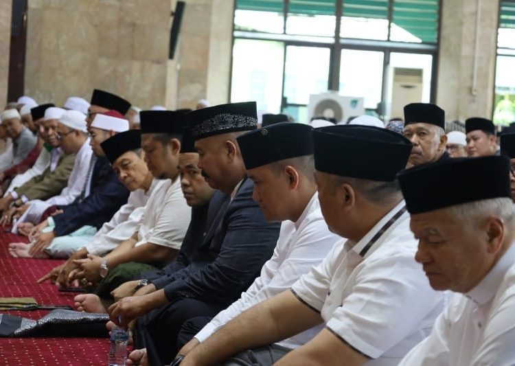 Edi Damansyah Salat Ied di Masjid Agung Sultan Sulaiman Tenggarong