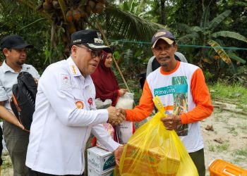 Bentuk Peduli, Makmur Marbun Serahkan Bantuan Kepada Warga Terdampak Banjir