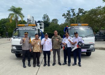 Pj Bupati Serahkan Dua Unit Mobil Derek ke Dishub PPU