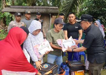 Pj Bupati PPU Tinjau dan Serahkan Bantuan Untuk Korban Banjir di Desa Gunung Mulia