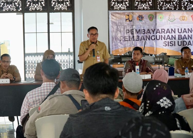Makmur Serahkan Santunan ke Warga Terdampak Pembangunan Bandara VVIP