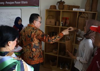 Pj. Bupati PPU Tinjau Sentra Pengelolaan Sabut Kelapa Kelurahan Saloloang