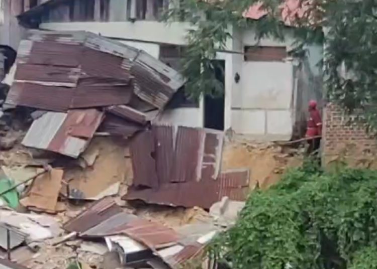Tanah Longsor di Balikpapan Tengah ! Dapur Runtuh, Satu Bangunan Tertimpa