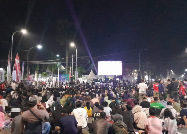Ribuan Warga Kukar Nobar Timnas Pakai Videotron Pemkab