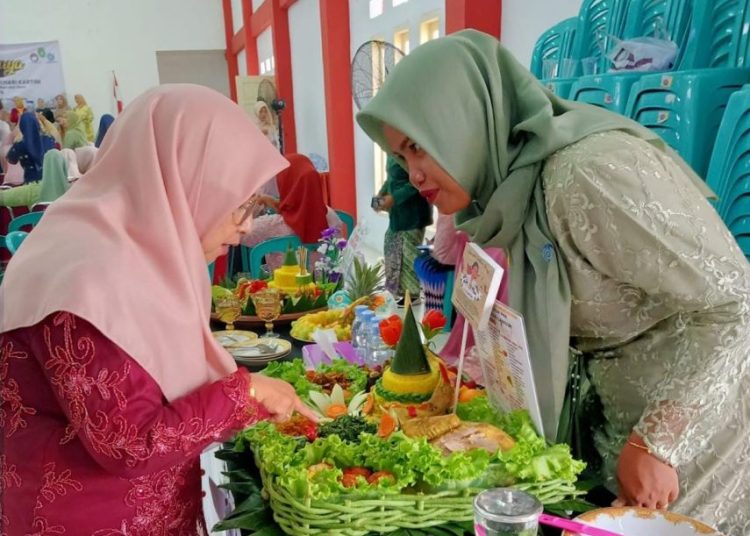 Peringati Hari Kartini 2024, TP PKK Tenggarong Gelar Lomba Kebaya dan Tumpeng
