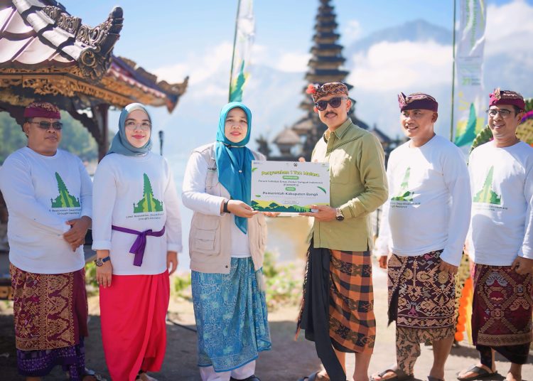 Peduli Kesehatan Lingkungan, Pegadaian Sebarkan Eco Enzyme di Danau Batur Bali
