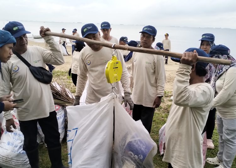 Peringati BCL, PT Pegadaian Ajak Nelayan Ubah Sampah Pesisir Jadi Tabungan Emas