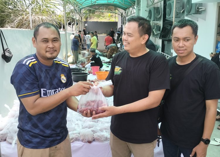 Pegadaian Kanwil Balikpapan Bagikan 300 Paket Daging Qurban