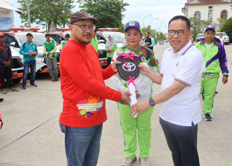 Tingkatkan Pelayanan Kesehatan, Makmur Serahkan Mobil Ambulans
