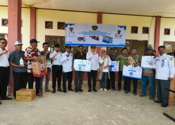 Makmur Marbun serahkan Bantuan Alat Pertanian ke Warga Waru dan Babulu