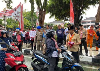 Wujud Cinta Tanah Air ! Rahmad Mas’ud Bagikan Ribuan Bendera Merah Putih Sambut HUT RI ke-79