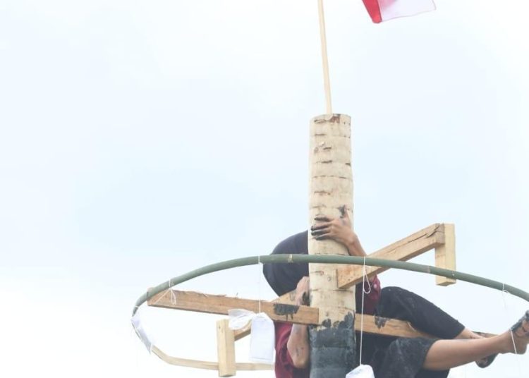 Pemkot Balikpapan Siapkan 17 Tiang Lomba Panjat Pinang untuk Warga