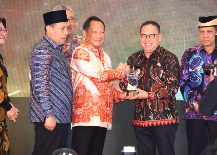 Makmur Marbun Raih Penghargaan Kesejahteraan Rakyat Kategori Fiskal Rendah