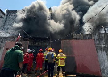 Pekerja Lagi Asik Tidur, Gudang Pecah Belah Hangus Terbakar