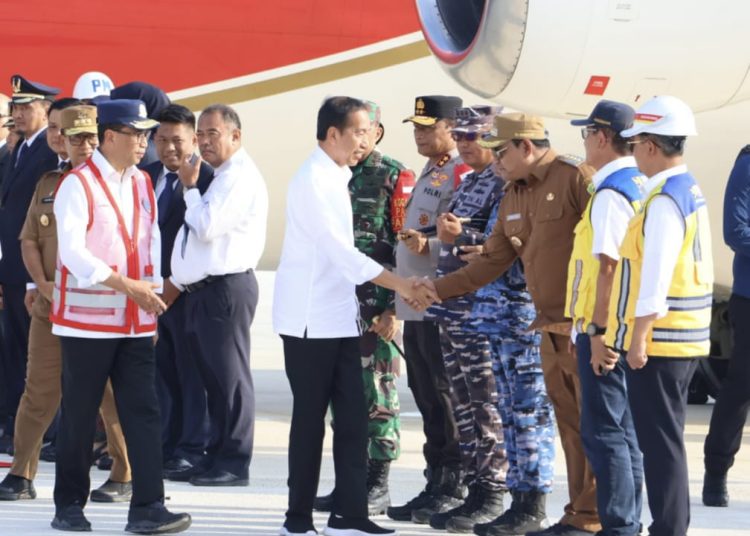 Mendarat Perdana, Jokowi Disambut Bangga di Bandara VVIP IKN