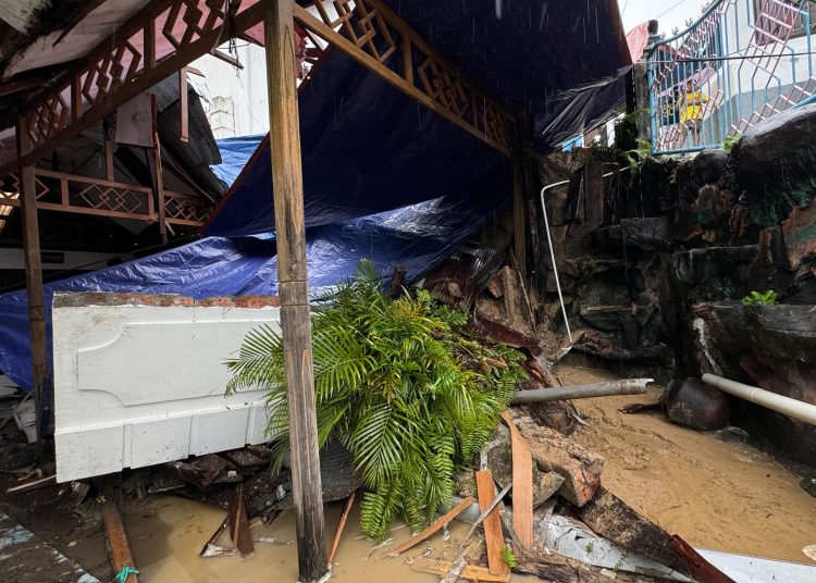 Longsor Teras di Balikpapan, Pendopo Warga Jadi Korban