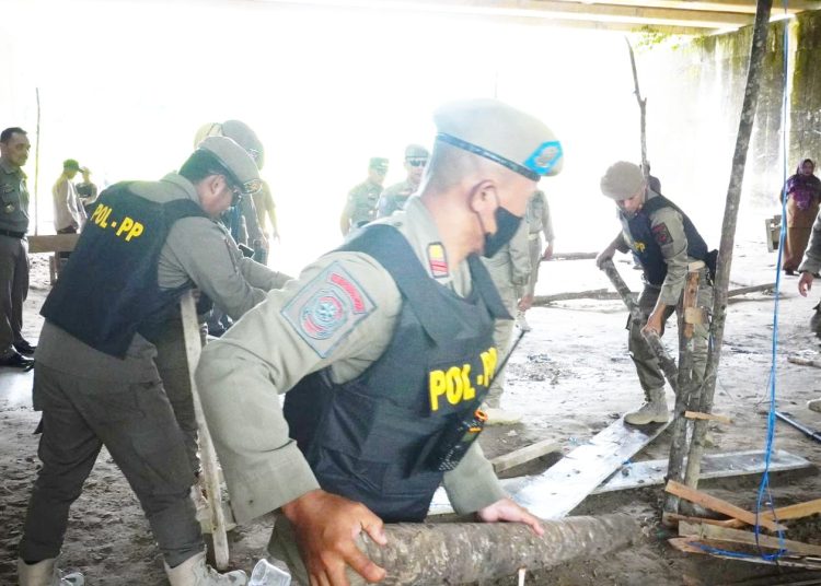 Satpol PP PPU Tertibkan Arena Perjudian di Kelurahan Nenang