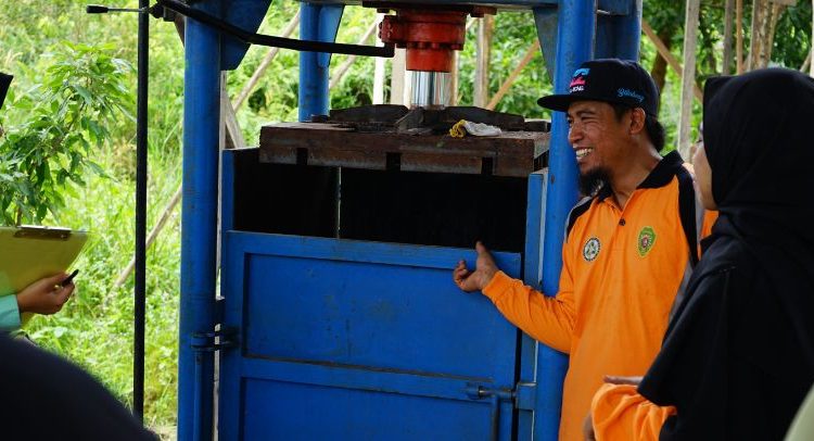 Gencar Edukasi Masyarakat untuk Mengolah Sampah Lewat Bank Sampah