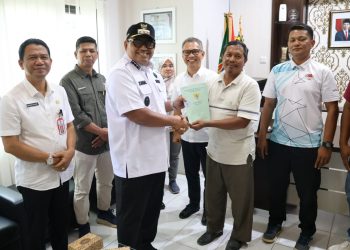 Pj Bupati PPU Serahkan Sertifikat Lahan Tambak untuk Tingkatkan Hasil Budidaya
