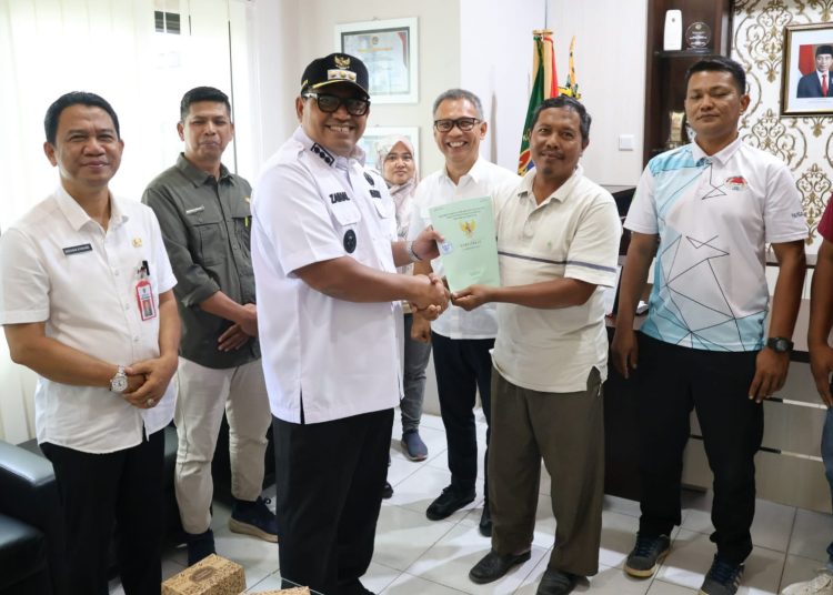 Pj Bupati PPU Serahkan Sertifikat Lahan Tambak untuk Tingkatkan Hasil Budidaya