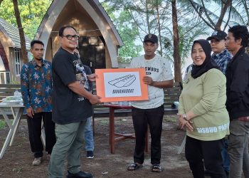Tingkatkan Sarana Wisata ! Zainal Arifin Serahkan Bantuan ke Pokdarwis