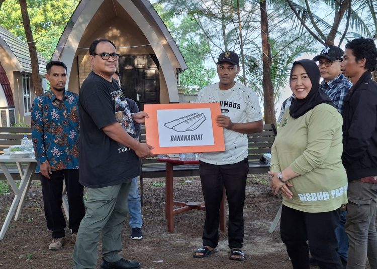 Tingkatkan Sarana Wisata ! Zainal Arifin Serahkan Bantuan ke Pokdarwis