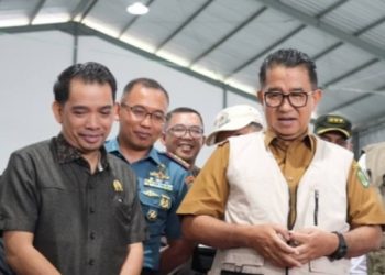 Alwi Al Qadri mendampingi Pj Gubernur Kaltim Akmal Malik di Gudang KPU Balikpapan