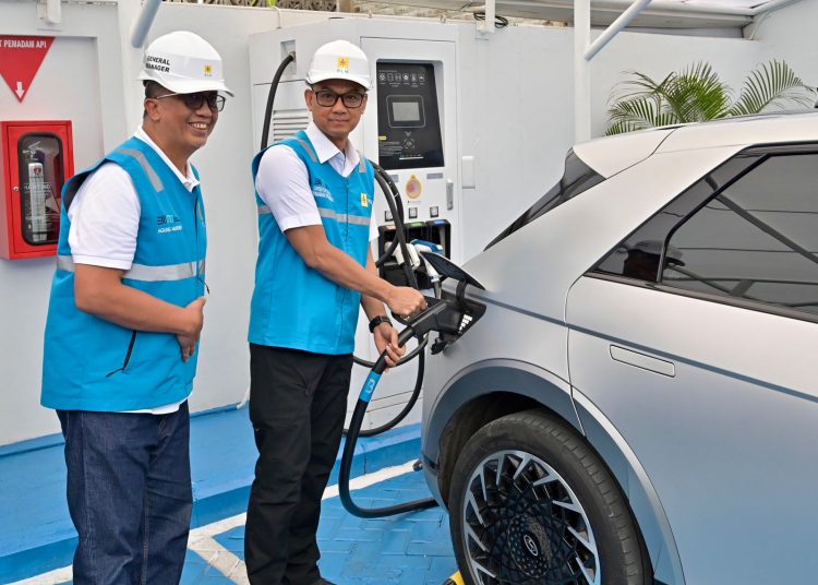 Tinjau SPKLU Bandung, Dirut PLN Pastikan Seluruh Infratruktur EV Siap Layani Masyarakat 24 Jam