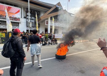 Geruduk Kantor Legislatif ! Mahasiswa Balikpapan Protes Pemangkasan Anggaran