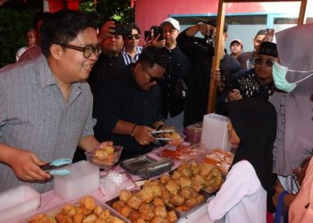 Ribuan Warga Antusias Ikuti “Takjil War”, Tradisi Berbagi di Bulan Ramadan